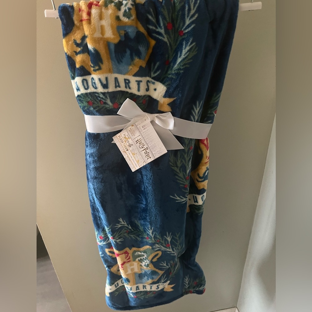 SOLD!!! 2023 Christmas Harry Potter hogwarts throw blanket BNWT!🎄